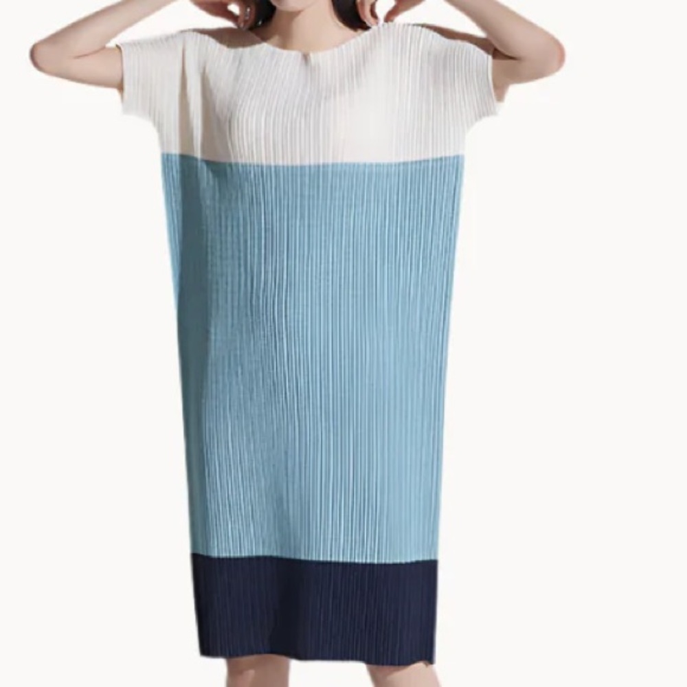 EVERCUBE]‎ Pleats Sky Blue
 Color Block Dress Size 4 NWOT